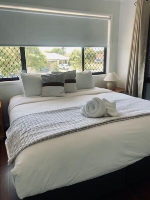 4 habitaciones, tabla de planchar con plancha, wifi y ropa de cama