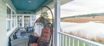 Romantic beach suite with hot tub — 7 min walk from a beautiful sandy beach!