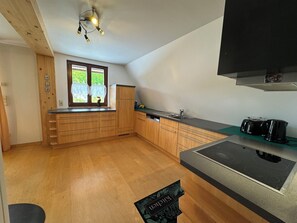 Kjøleskap, ovn, kokeplater og oppvaskmaskin