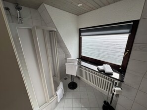 Shower, hair dryer, towels, soap - Vacation apartment in the countryside on the outskirts of Weimar, 1st floor (Weimar)