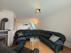 TV, books - Vacation apartment in the countryside on the outskirts of Weimar, 1st floor (Weimar)