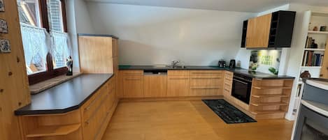 Jääkaappi, uuni, liesi, astianpesukone