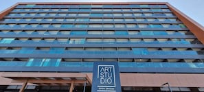 Un edificio moderno con un letrero que dice "ART STUDIO OPEN SPACES".