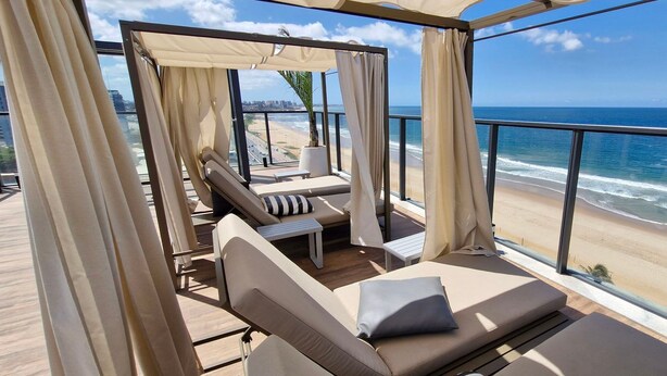 A balcony with a view of the beach and ocean. - COARM0106 - Edificio Art Studio (Salvador)
