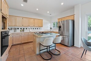 Kjøleskap, mikrobølgeovn, ovn og kokeplater