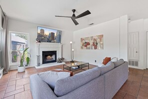 Smart TV, fireplace, stereo, computer monitors - Spacious Austin Pool Home - Gym • Game Room • Sleeps 8 • 15min from Soco (Austin)