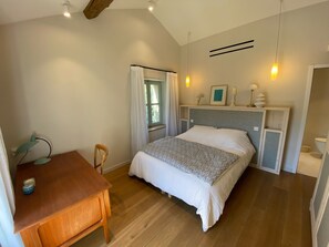 4 bedrooms, iron/ironing board, WiFi, bed sheets - Charming renovated country house between vineyards and sea in Ramatuelle (ramatuelle)