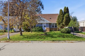 A residential house with a front yard, a mailbox, and a street lamp. - 4 bedroom HOUSE – 5 Minutes to MOA & AIRPORT (Minneapolis)
