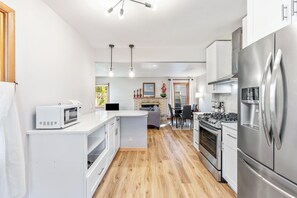 Køleskab, mikrobølgeovn, ovn, kogeplade