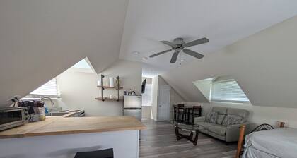 Charming 1-Bedroom, Pet Friendly, Apartment WiFi, AC in a Great Location!