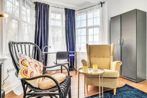 Living area - Luxury London Retreat With 8 Bedrooms (London)