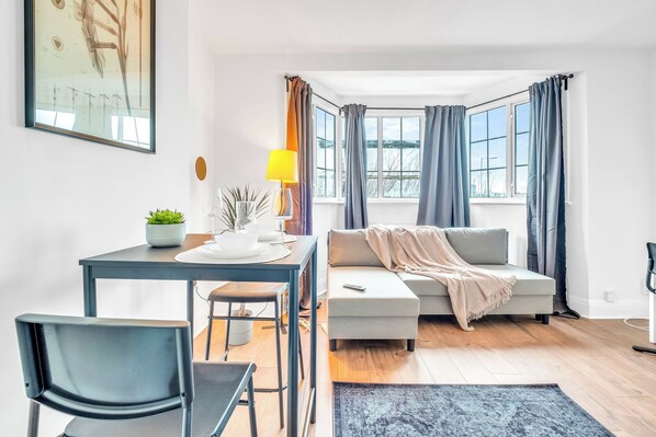 Living area - Luxury London Retreat With 8 Bedrooms (London)