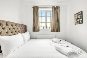 8 bedrooms, free WiFi, bed sheets - Luxury London Retreat With 8 Bedrooms (London)