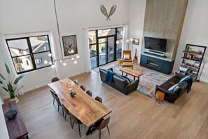 تلفزيون ذكي، مدفأة، كُتُب، ستيريو