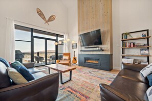 Smart-TV, Kamin, Bücher, Stereoanlage