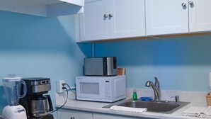 Kaffetrakter/tekoker, kjøleskap og mikrobølgeovn