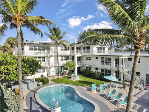 Oceanview 1 bedroom apartment | Heated Pool • Walk to Beach