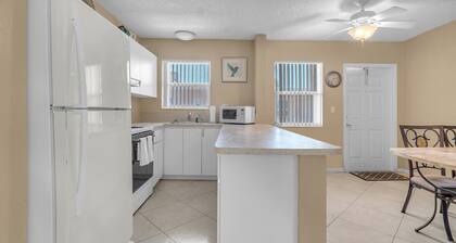 Oceanview 1 bedroom apartment | Heated Pool âą Walk to Beach