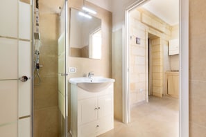 Sèche-cheveux, serviettes fournies