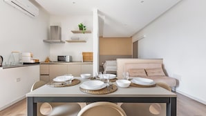 A modern kitchen with a dining area. - Mezzaluna Luxury Rooms - Mono Home (Mesagne)