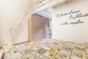 1 chambre, fer et planche à repasser