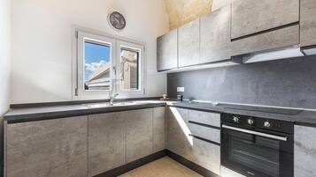 Kühlschrank, Ofen, Herdplatte, Kochgeschirr/Geschirr/Besteck