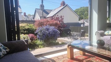 Smart TV, fireplace, stereo