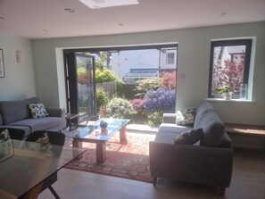 Smart TV, fireplace, stereo