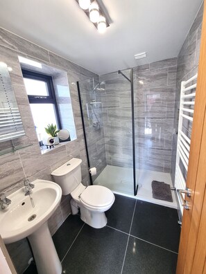 Dusche, Handtücher, Toilettenpapier