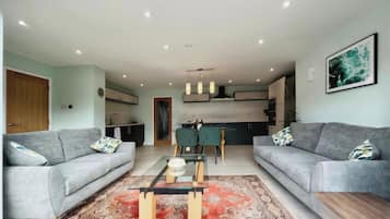 Smart TV, fireplace, stereo