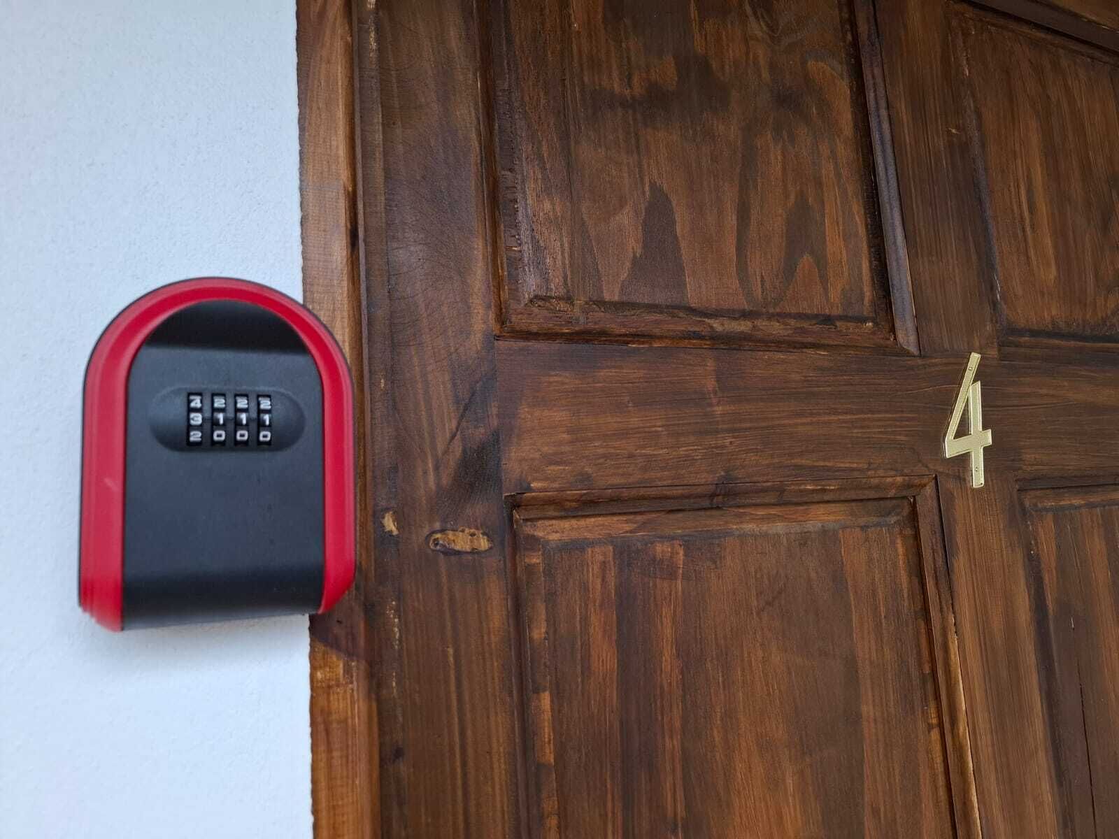 Una puerta con un teclado de combinación numérica y el número 4.