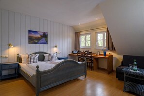 Ein Schlafzimmer mit einem Bett, einem Schreibtisch und einem Stuhl.