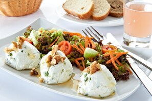 A plate of food with a salad and cheese. - Zum Harzer (Clausthal-Zellerfeld)