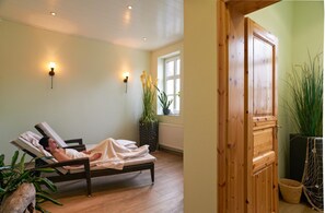 A room with a bed, wall-mounted lights, a window, and a door. - Zum Harzer (Clausthal-Zellerfeld)