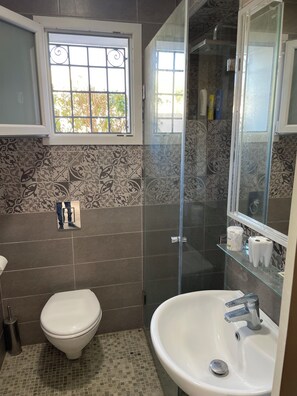 Dusj, håndklær, såpe og toalettpapir