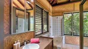 Shower - Absolute Beachfront and Pool House (Horseshoe Bay)