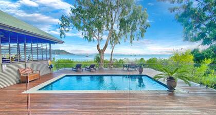 Absolute Beachfront and Pool House