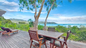 Outdoor dining - Absolute Beachfront and Pool House (Horseshoe Bay)