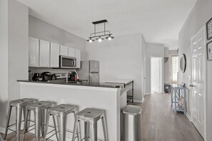 Fridge, microwave, oven, stovetop - 3 Bedrooms / 3 Bathrooms / Windsor Hills (7659SK) (Kissimmee)