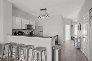 Fridge, microwave, oven, stovetop - 3 Bedrooms / 3 Bathrooms / Windsor Hills (7659SK) (Kissimmee)