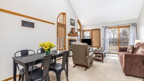 Télévision, cheminée, table de tennis de table