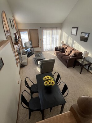 Télévision, cheminée, table de tennis de table