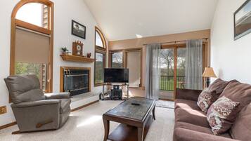 Tv, eldstad och ett bordtennisbord