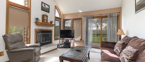 Televisión, chimenea y tenis de mesa