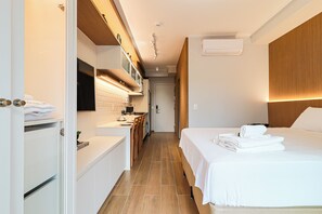 A hotel room with a bed, a bathroom, and a kitchenette. - La Vida Estilo Barroco (Sao Paulo)