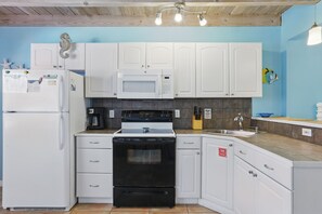 Microwave, blender, cookware/dishes/utensils, paper towels