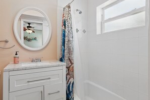 Douche, sèche-cheveux, serviettes fournies, savon
