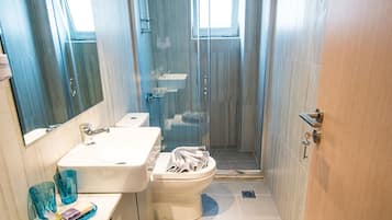 Apartment, 2 Bedrooms, 2 Bathrooms, Beachside | Bathroom | Shower, towels