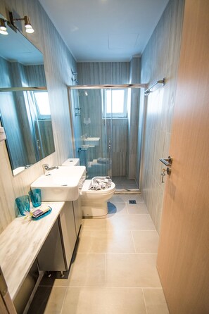 Apartment, 2 Schlafzimmer, 2 Bäder, am Strand | Badezimmer