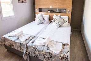 Apartment, 2 Bedrooms, 2 Bathrooms, Beachside | Blackout drapes, free WiFi, bed sheets